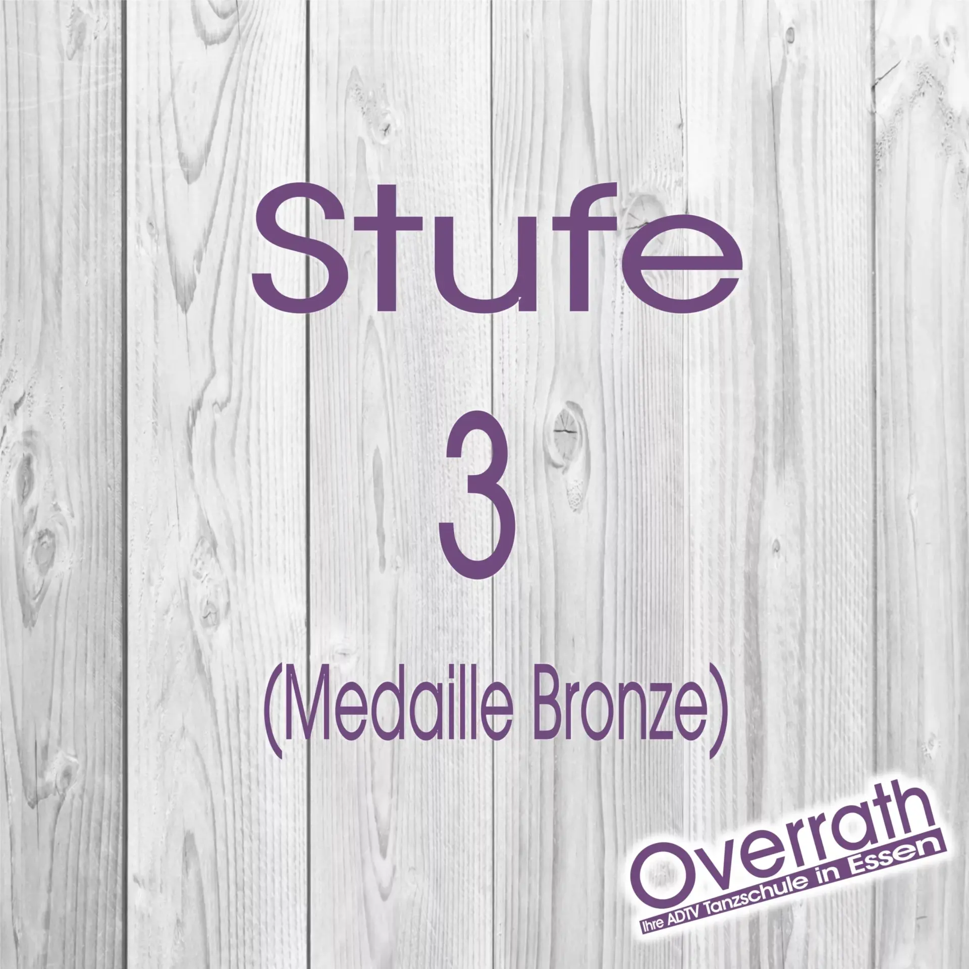 Stufe 3 des Bronze-Medaillenprogramms der Tanzschule Overrath in Essen steht auf hellem Holzhintergrund mit violetter Schrift und Logo.