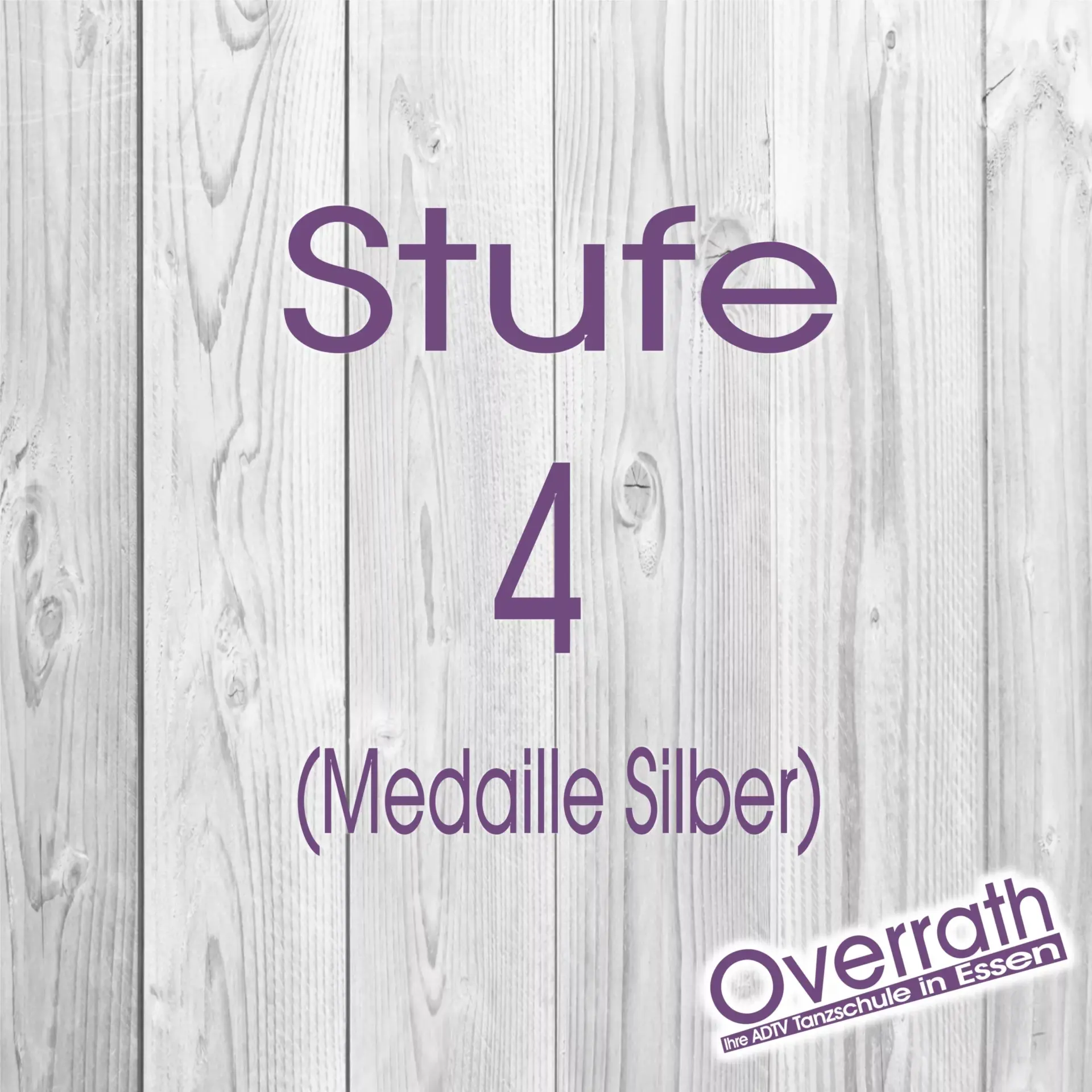 Stufe 4 im Silber-Level der Tanzschule Overrath in Essen steht auf hellem Holzhintergrund, mit dem Hinweis auf die Medaille Silber.