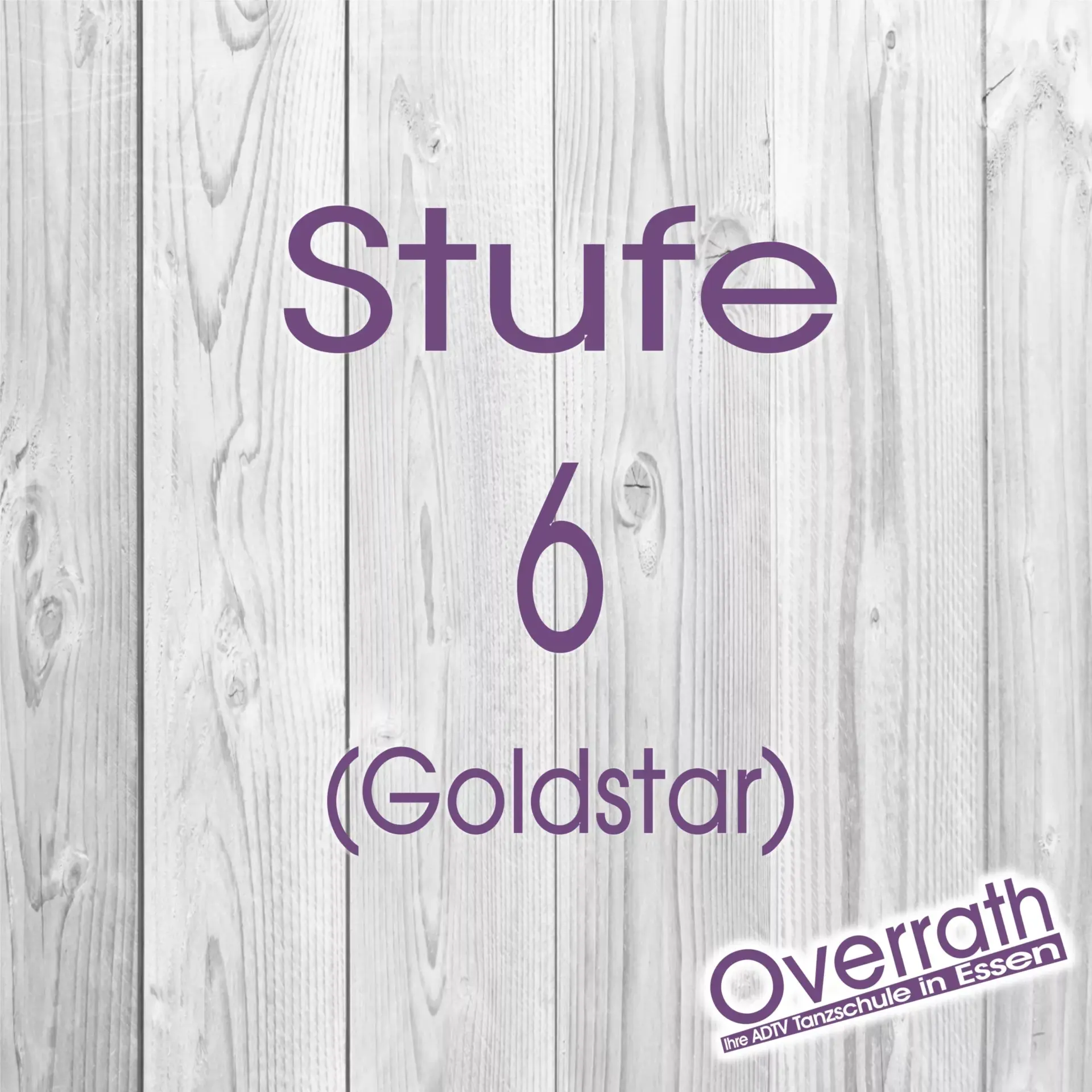 Stufe 6 im Goldstar-Level der Tanzschule Overrath in Essen ist in lila Schrift auf hellem Holzgrund dargestellt und zeigt den Kursnamen Goldstar.