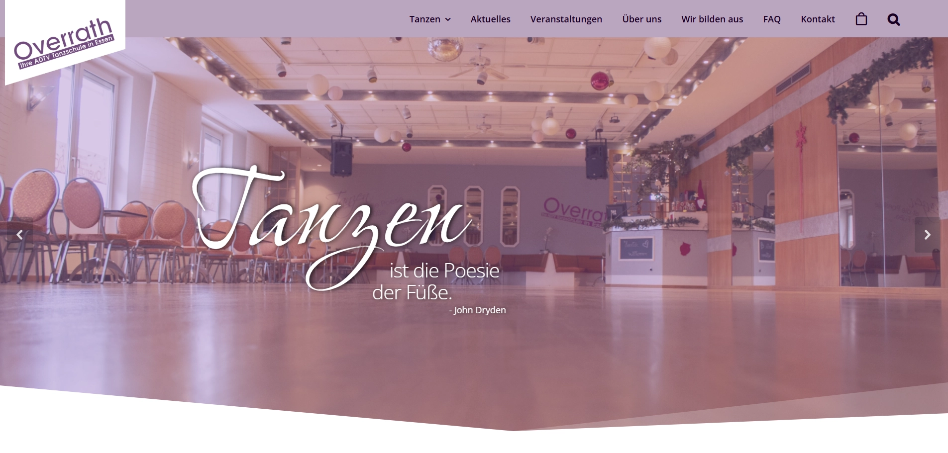 In der Tanzschule Overrath in Essen zeigt der große Saal die Worte „Tanzen ist die Poesie der Füße“ und begrüßt Besucher mit einem hellen Bild.